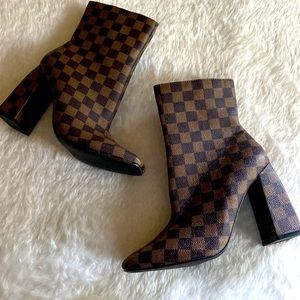 CAPE ROBBIN “Remember Your Comfort” BLOCK HEEL Ankle Booties Iconic Print Sz 7.5